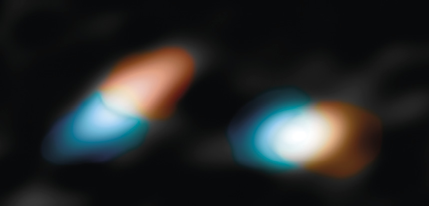 Med radioteleskopet ALMA har astronomerne fundet ganske unge dobbeltstjerner med protoplanetariske skiver, der ikke flugter med hinanden. Illustrationen viser hastighedsdata for systemet HK Tau optaget med ALMA, hvor røde områder repræsenterer materiale, der bevæger sig væk fra Jorden, mens blå indikerer materiale, der nærmer sig.