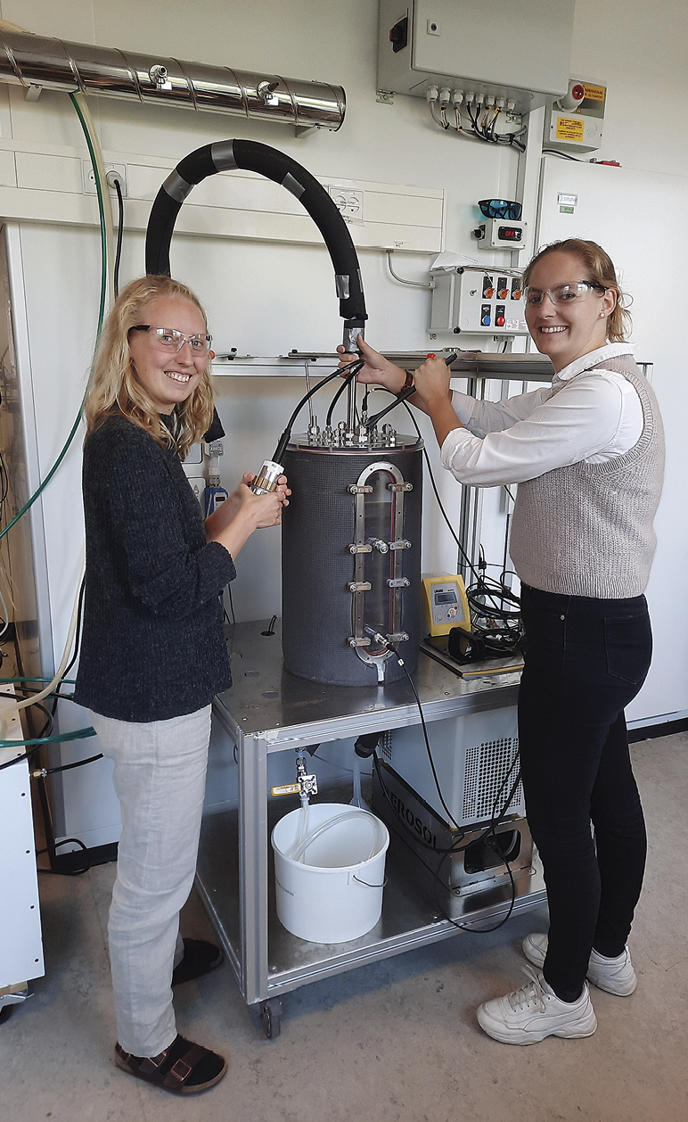 Freja Hasager og Eva R. Kjærgaard i færd med at betjene den Sea Spray-tank.