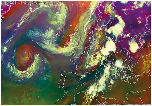 Et satellitbillede fra kl. 18:45 UTC den 24. juni 2021. De hvide og spredte plamager over Central- Og Østeuropa er kraftige tordenbyger. Et satellitbillede alene kan dog ikke afgøre, om der er tale om superceller – her skal man undersøge, om der er en selvstændig rotation/en mesocyklon i tordenbygen, og til dette bruger man radardata. 