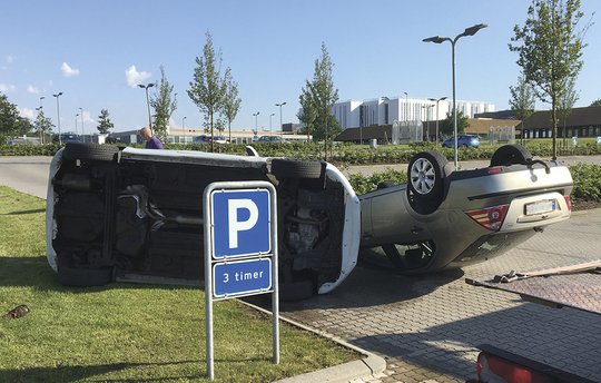 To biler blev væltet rundt af en tornado på en parkeringsplads ud for Aabenraa Sygehus den 14. juni 2019.