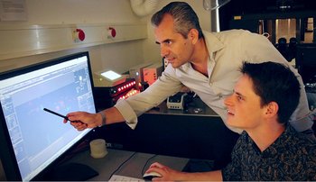 Nikos Hatzakis (stående) og Henrik Pinholt studerer proteinbevægelser ved  hjælp af kunstig intelligens. Foto: Nikos Hatzakis